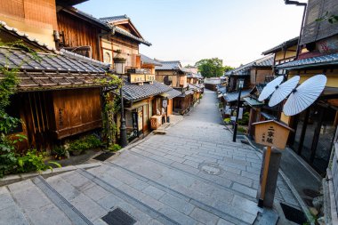 Kyoto, Japonya. 11 Ağustos 2018: Kyoto eski kasabası, Japonya 'nın geleneksel Higashiyama sokağı