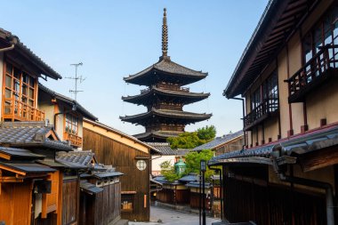 Japonya 'nın Kyoto eski kasabasındaki geleneksel higashiyama sokağı.