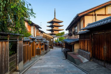Japonya 'nın Kyoto eski kasabasındaki geleneksel higashiyama sokağı.