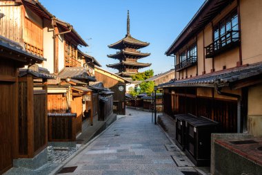 Japonya 'nın Kyoto eski kasabasındaki geleneksel higashiyama sokağı.