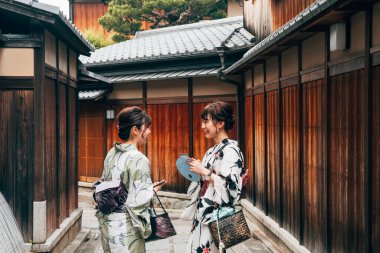 Kyoto, Japonya. 10 Ağustos 2018: Kyoto, Japonya 'da Cin Bölgesi' nde geleneksel kimono giymiş Japon kızlar