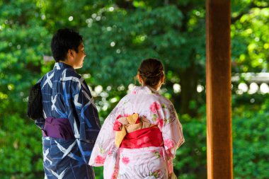 Kyoto, Japonya. 8 Ağustos 2018: İnsanlar geleneksel kostümlerle Kyoto 'nun yaya caddesinde yürüyorlar.