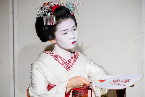 Kyoto Japan August 2018 Maiko Lehrling Zeigt Traditionellen Japanischen Tanz — Stockfoto