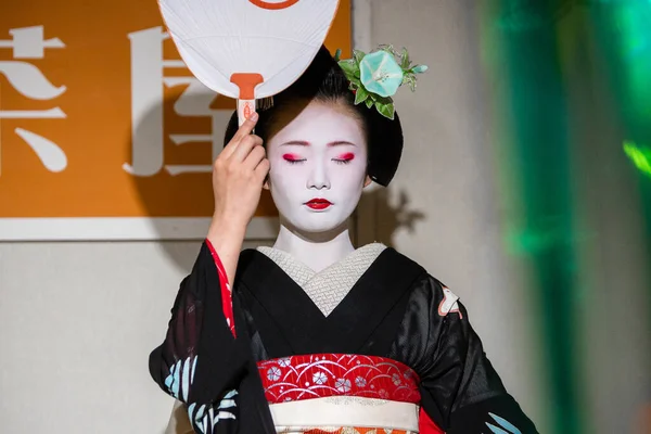 Kyoto Japan August 2018 Maiko Lehrling Zeigt Traditionellen Japanischen Tanz — Stockfoto