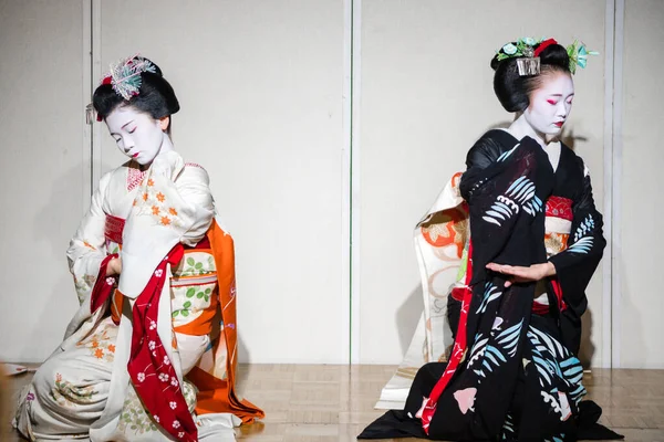 Kyoto Japan August 2018 Maiko Lehrling Zeigt Traditionellen Japanischen Tanz — Stockfoto