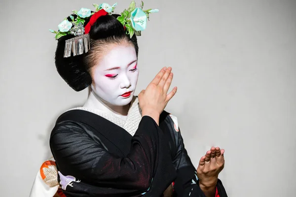 Kyoto Japan August 2018 Maiko Lehrling Zeigt Traditionellen Japanischen Tanz — Stockfoto