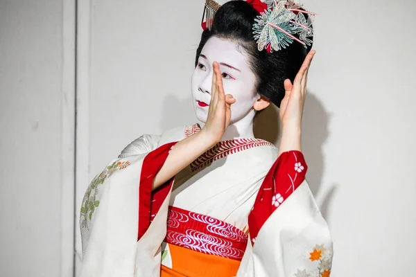 Kyoto Japan August 2018 Maiko Lehrling Zeigt Traditionellen Japanischen Tanz — Stockfoto