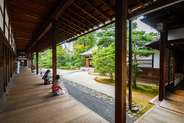 Kyoto Japonya Ağustos 2018 Tapınakta Geleneksel Kimonolu Japon Kızları — Stok fotoğraf