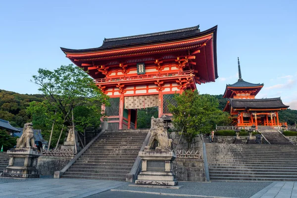 Kyoto Nun Highashiyama Ilçesindeki Kiyomizu Dera Kompleksine Giriş — Stok fotoğraf