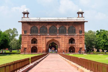 Delhi, Hindistan. 20 Eylül 2023: Meşhur Delhi kırmızı kalesinin manzarası
