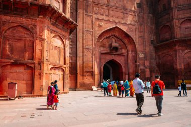 Delhi, Hindistan. 20 Eylül 2023: Meşhur Delhi kırmızı kalesinin manzarası