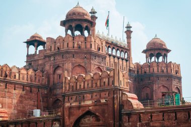 Delhi, Hindistan. 20 Eylül 2023: Meşhur Delhi kırmızı kalesinin manzarası