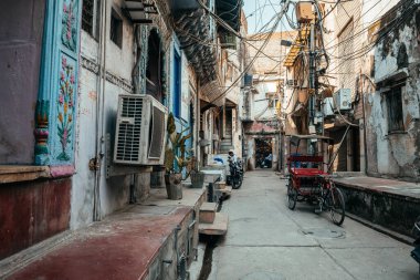 Delhi, Hindistan. 25 Eylül 2023: New Delhi, Hindistan 'ın kalabalık caddesi.