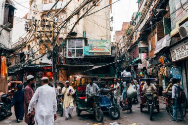 Delhi, Hindistan. 25 Eylül 2023: New Delhi, Hindistan 'ın kalabalık caddesi.