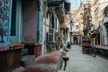 Delhi, Hindistan. 25 Eylül 2023: New Delhi, Hindistan 'ın kalabalık caddesi.