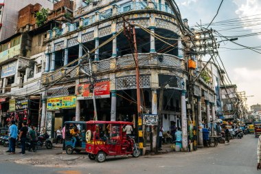 Delhi, Hindistan. 25 Eylül 2023: New Delhi, Hindistan 'ın kalabalık caddesi.