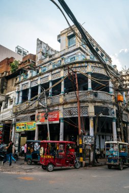 Delhi, Hindistan. 25 Eylül 2023: New Delhi, Hindistan 'ın kalabalık caddesi.