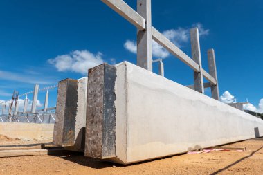 İnşaat alanında önceden yapılmış beton ve döküm öncesi sütun