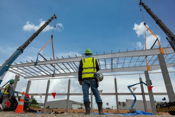 İnşaat mühendisi inşaat alanında çelik kiriş patlattı