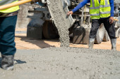 Stavební dělník nalévá beton na staveništi