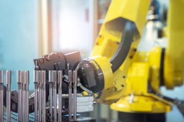 Fabrikada endüstriyel robotik kol, üretim ve imalatta endüstriyel robot      