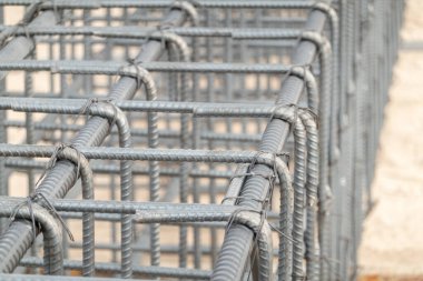 İnşaat işçisi inşaat alanında.