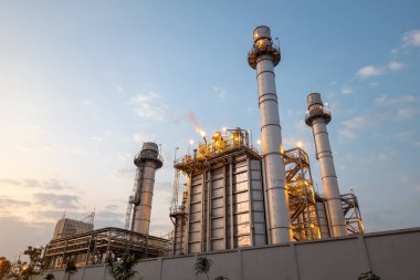  Gün batımında elektrik santrali.