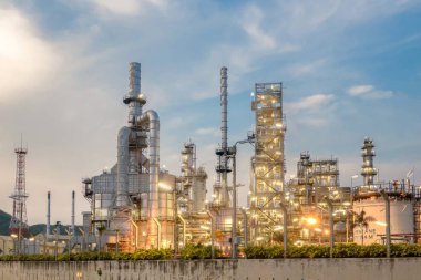  Gün batımında petrokimyasal rafineri fabrikası