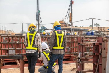 İnşaat işçisi inşaat alanında.