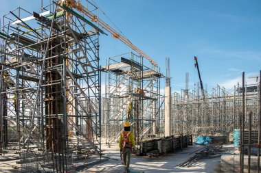 İnşaat işçisi inşaat alanında.