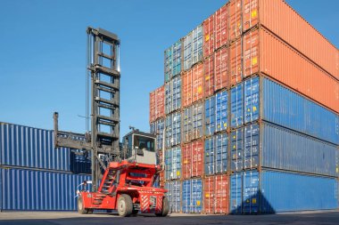 Konteynır ve asansör kamyonlu sanayi limanı 