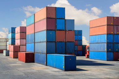 Konteynır ve asansör kamyonlu sanayi limanı 