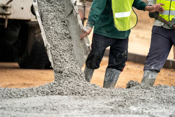 Robotnik Budowlany Wylewa Beton Placu Budowy — Zdjęcie stockowe