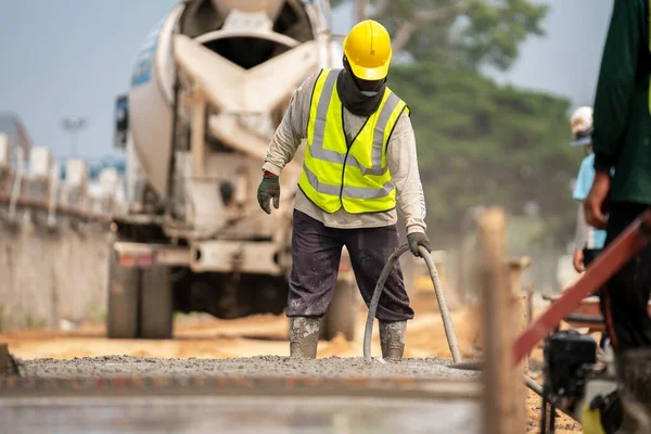 Robotnik Budowlany Wylewa Beton Placu Budowy — Zdjęcie stockowe