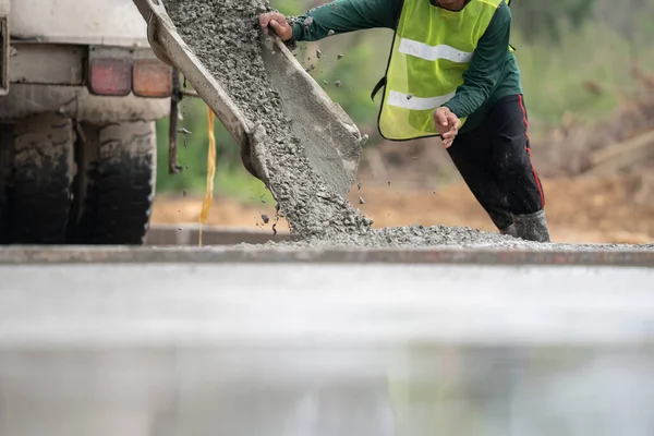Trabalhador Construção Que Despeja Betão Estaleiro — Fotografia de Stock