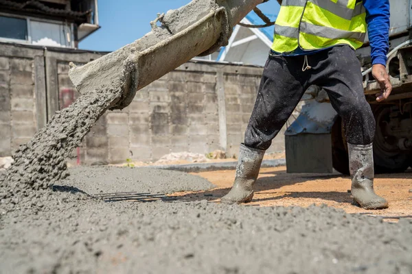 Robotnik Budowlany Wylewa Beton Placu Budowy — Zdjęcie stockowe