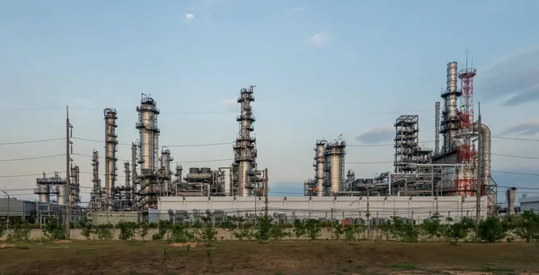 Petrochemische Raffinerieanlage Während Des Sonnenuntergangs — Stockfoto