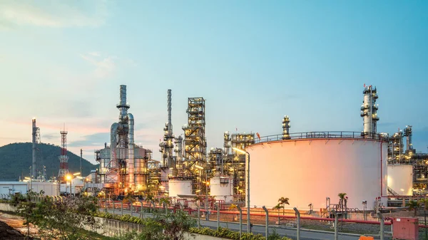  Gün batımında petrokimyasal rafineri fabrikası