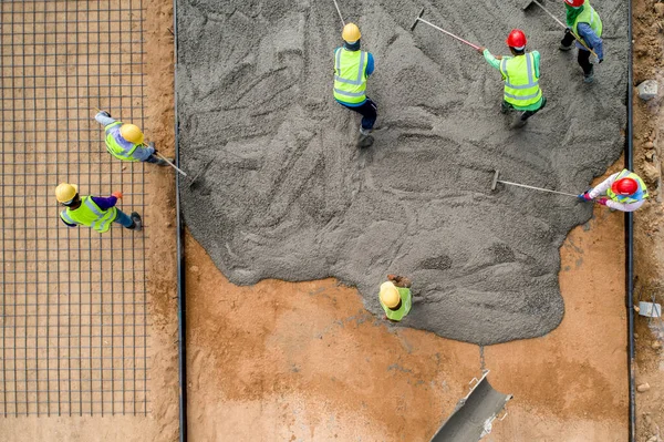 Bauarbeiter Gießt Beton Auf Baustelle Stockbild