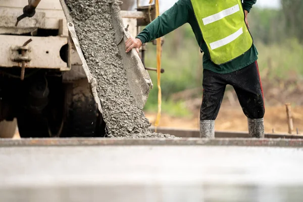 Bauarbeiter Gießt Beton Auf Baustelle Stockbild