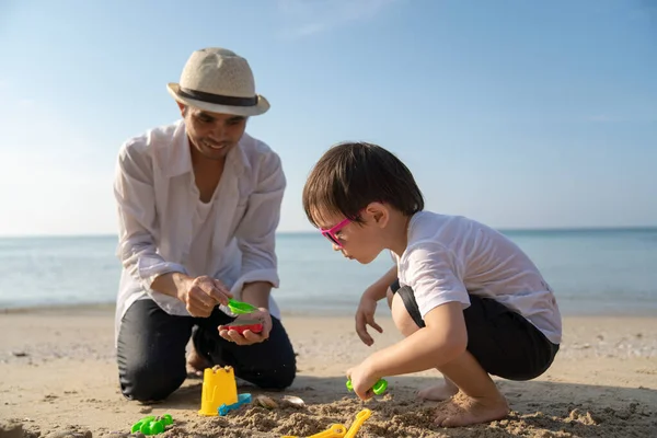 Rodiče Dětmi Užívají Dovolenou Pláži — Stock fotografie