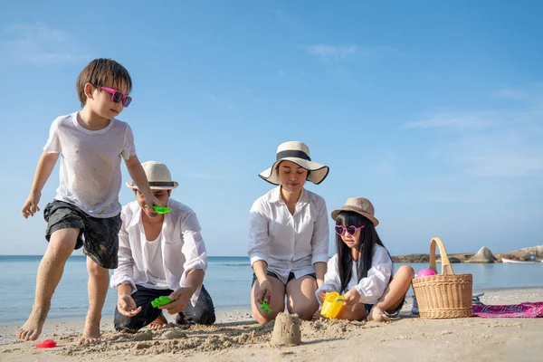 Pais Com Crianças Desfrutando Férias Praia — Fotografia de Stock