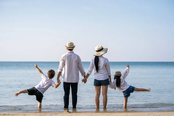 Rodiče Dětmi Užívají Dovolenou Pláži — Stock fotografie