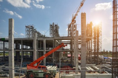 Vinçler ve inşaat işçileri olan inşaat alanı 