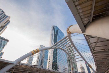 Mavi gökyüzüyle gökyüzüne bakan binalar. Şehir merkezi ve gökdelenler yüksek binalar modern mimari