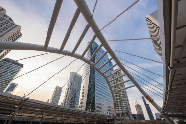 Mavi gökyüzüyle gökyüzüne bakan binalar. Şehir merkezi ve gökdelenler yüksek binalar modern mimari