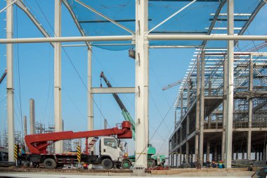  Erkek endüstrisi inşaat alanında yüksek bir asansörde çalışıyor.