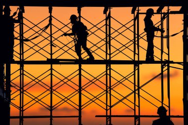 İnşaat şantiyesindeki inşaat katlarının beton döşemesi sırasında siluet inşaat işçisi Beton dökülüyor ve İnşaat Mühendisi veya İnşaat Mühendisi