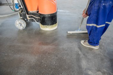 Japonya 'daki depo fabrikasında epoksi zemin, parlayan taş beton.