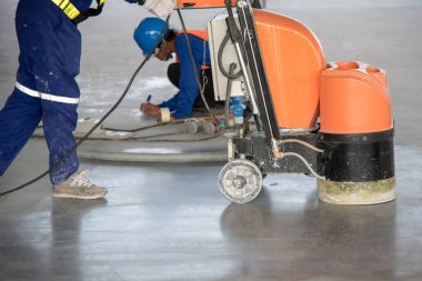 Japonya 'daki depo fabrikasında epoksi zemin, parlayan taş beton.